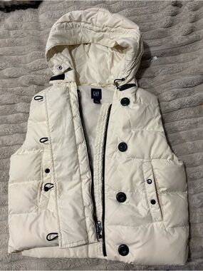 GAP Off-White Quilted Hooded Puffer Vest great condition. No fur